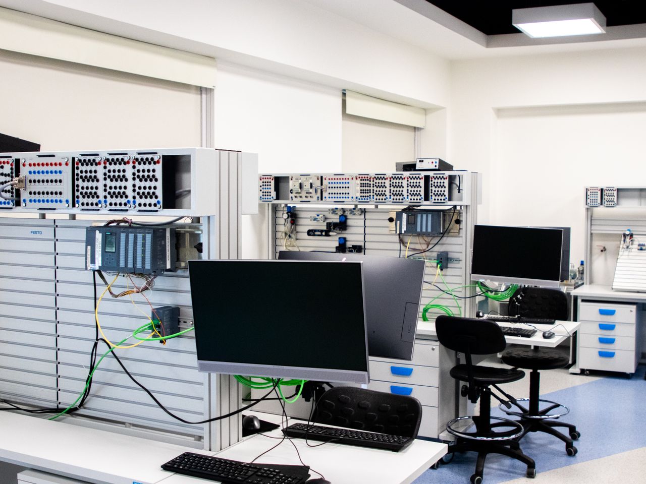 Crafting Captivating Headlines: Your awesome post title goes here A contemporary computer lab with advanced workstations and electronic equipment, perfect for research and development.